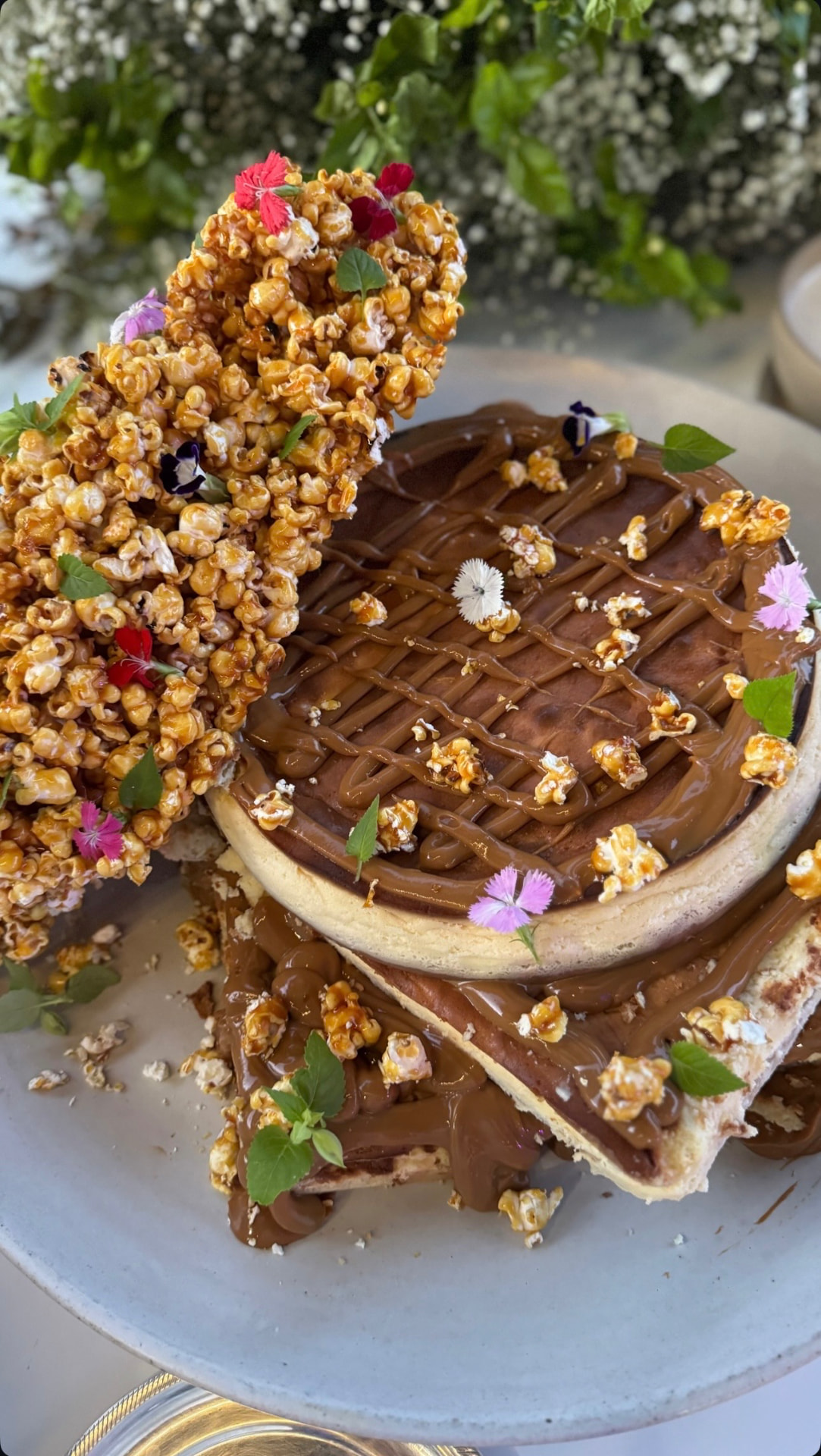 Torta de doce de leite com pipoca caramelizada e flores