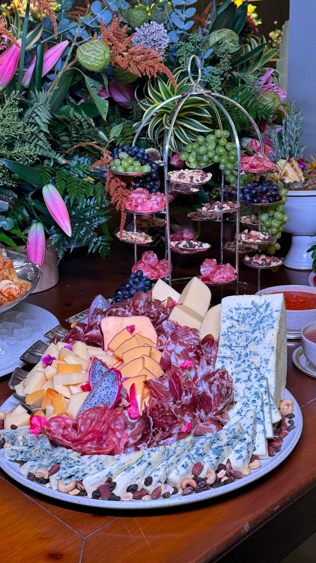 Travessa de queijos e embutidos com frutas