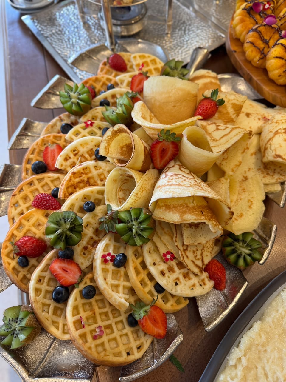 Waffles, crepes e frutas frescas