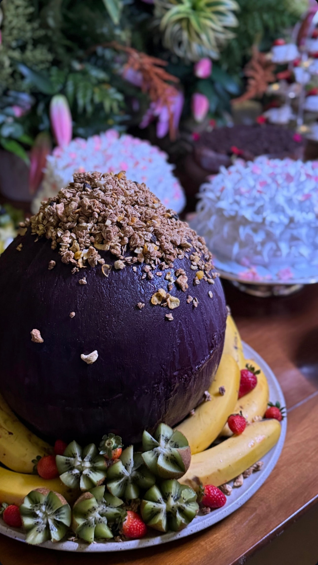 Esfera de chocolate com granola e frutas frescas